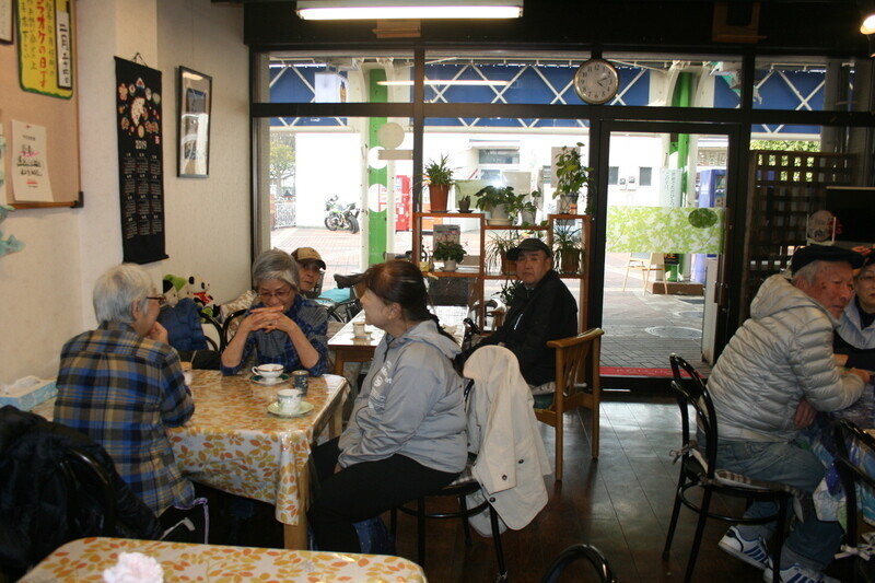 일본 도쿄 다마뉴타운 나가야마단지 안에 있는 카페 ‘후쿠시테이’에서 노인들이 이야기를 하고 있다. 한겨레 자료사진