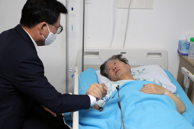 Park Kwang-on, the floor leader of the Democratic Party, visits party leader Lee Jae-myung in the hospital on Sept. 21. (pool photo)