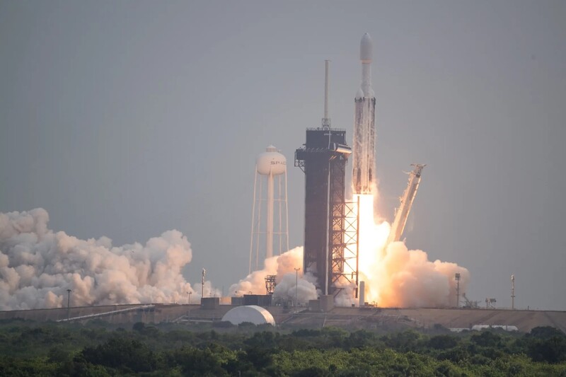 소행성 탐사선 프시케를 실은 스페이스엑스의 팰컨헤비 로켓이 13일(현지시각) 미국 플로리다 케네디우주센터 39A 발사대에서 이륙하고 있다. 나사 제공