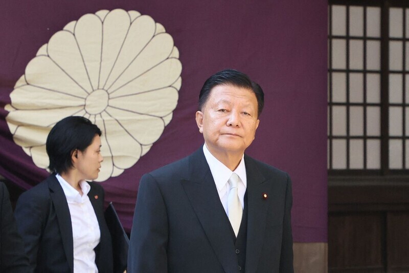 Yoshitaka Shindo, Japan’s minister for economic revitalization, leaves Yasukuni Shrine after paying his respects there for the fall festival on Oct. 17. (Yonhap)