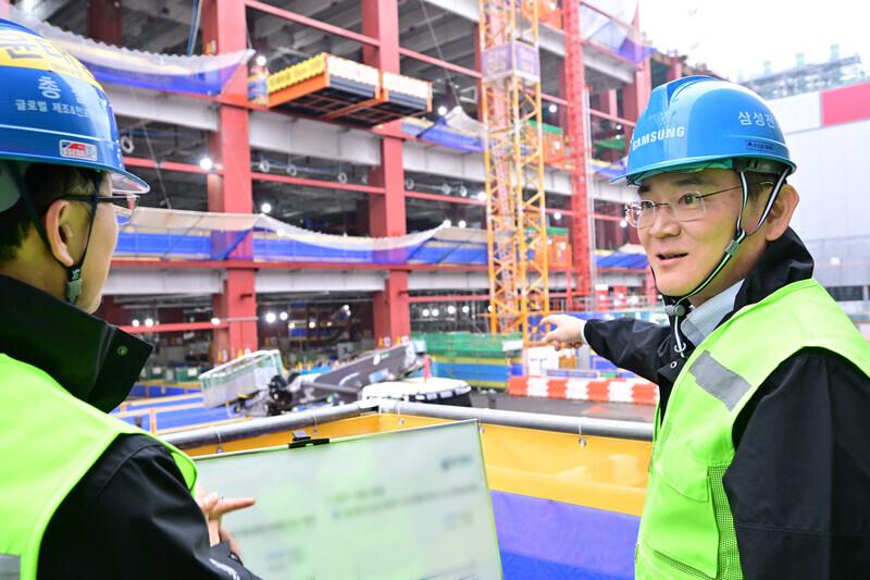 Samsung Electronics Chairperson Lee Jae-yong inspects the construction site of a semiconductor R&D complex at Samsung’s campus in Giheung on Oct. 19. (courtesy of Samsung Electronics)