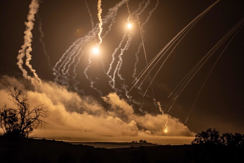 Israeli bombs fly toward the border with Gaza on Nov. 2 as fighting between Hamas and Israel escalates. (AFP/Yonhap)