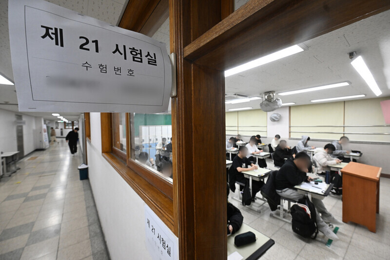 CSAT-takers sit in a classroom at a high school in Suwon, Gyeonggi Province, on Nov. 16, ahead of the exam. (pool photo)