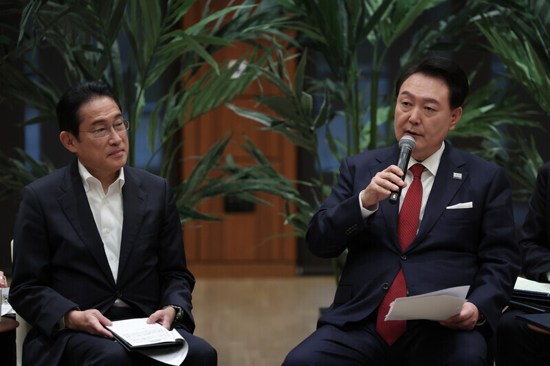 South Korean President Yoon Suk-yeol (right) speaks with Japanese Prime Minister Fumio Kishida at a moderated discussion held at the Hoover Institution at Stanford University on Nov. 17. (Yonhap)