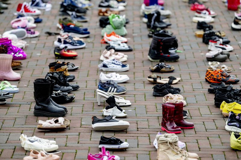 2023년 12월20일 네덜란드 로테르담의 도심 광장에 팔레스타인 가자지구에서 이스라엘군의 무차별 공격으로 목숨을 잃은 어린이들을 상징하는 8천 켤레의 신발이 놓여 있다. EPA 연합뉴스
