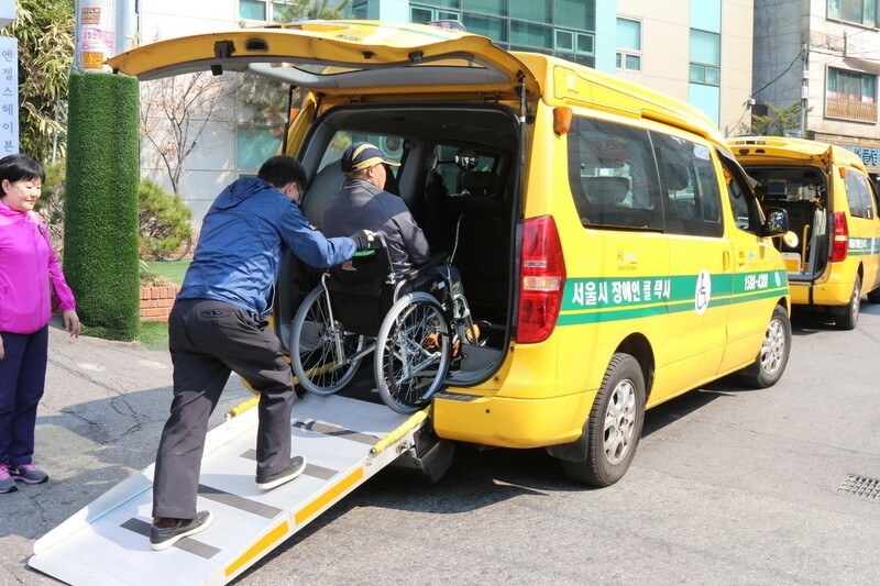 서울시 장애인 콜택시에 휠체어를 탄 장애인이 탑승하고 있다. 한겨레 자료사진