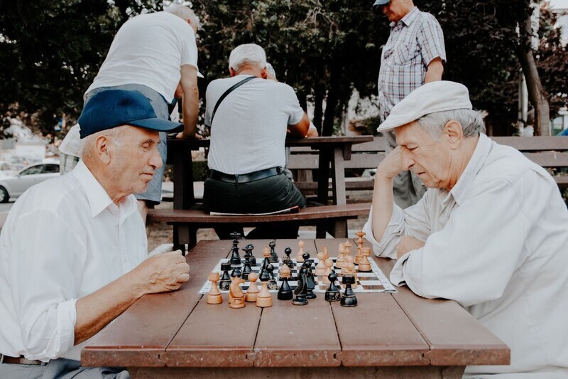 100살 장수 노인들은 새로운 것을 배우는 데 적극적인, 호기심 강한 사람들이었다.<BR> 픽사베이