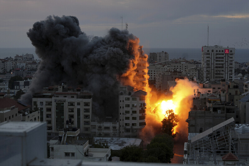 Smoke rises from a building in Gaza following a retaliatory strike by Israel on Oct. 7, 2023. (Reuters/Yonhap)