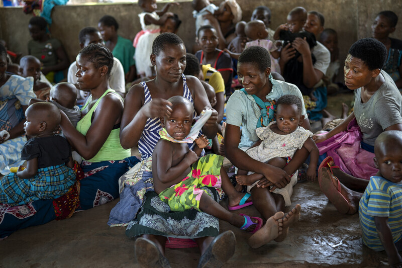 2019년 11월 말라위의 한 마을 주민들이 말라리아 백신 접종 시범사업에 참여하고 있다. AP 연합뉴스