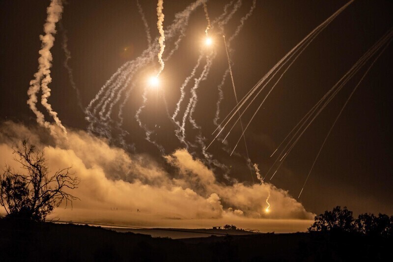 Israel conducts an air raid on the border area with Gaza on Nov. 2, 2023. (AFP/Yonhap)