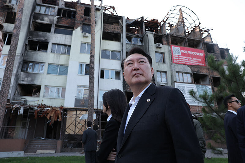 President Yoon Suk-yeol and first lady Kim Keon-hee walk through a residential area in Irpin, Ukraine, that had been bee heavily bombarded by Russian missiles, on July 15, 2023. (courtesy of the presidential office)