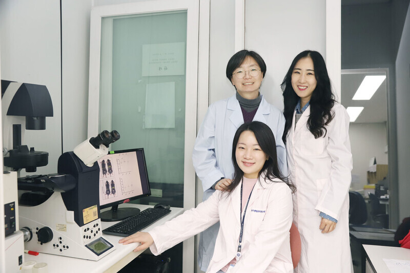 Lee Da-yong (center) from the Rare Disease Research Center and her team of researchers at the Korea Research Institute of Bioscience and Biotechnology. (courtesy of Korea Research Institute of Bioscience and Biotechnology)