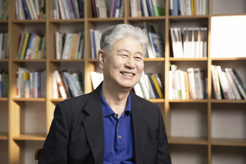 제7회 ‘라이나 50+ 어워즈’ 사회공헌 부문을 수상한 화성외국인노동자센터 소장 한윤수 목사. 라이나전성기재단 제공