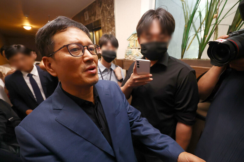 구영배 큐텐그룹 대표가 1일 검찰의 자택 압수수색 협조를 위해 검찰 관계자들과 함께 자택으로 들어가고 있다. 연합뉴스