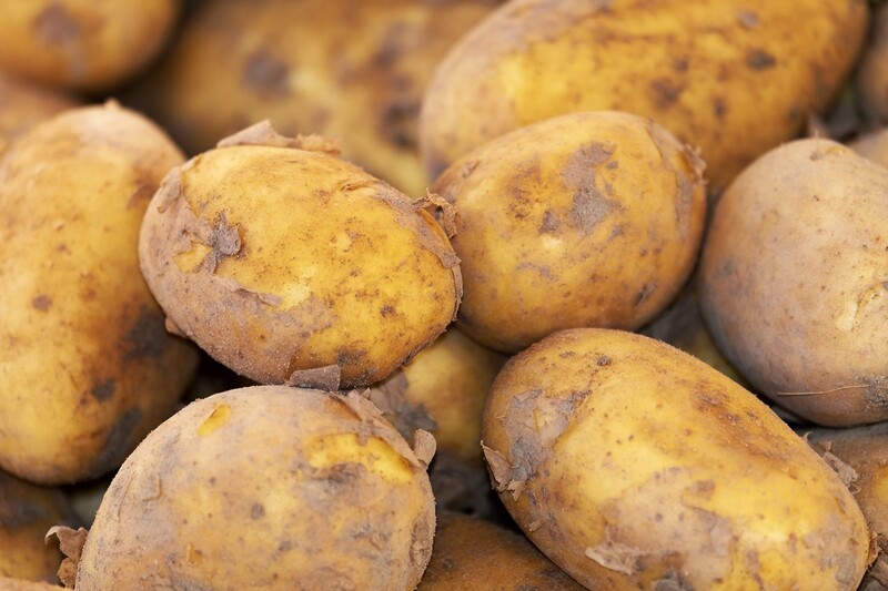 Batatas comidas com casca, se assadas sem cozinhar no vapor, tornam-se um ‘superalimento’