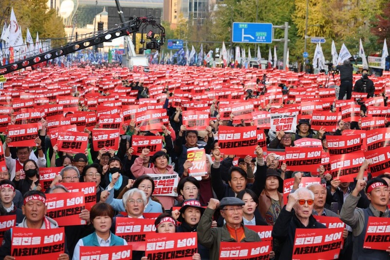 전국민주노동조합총연맹(민주노총), 전국민중행동, 진보대학생넷 등이 속한 윤석열정권퇴진운동본부(퇴진운동본부)가 9일 오후 4시 서울 중구 숭례문 앞과 세종대로 일대에서 ‘윤석열 정권 퇴진 1차 총궐기’(1차 총궐기)를 열고 있다. 신소영 기자 viator@hani.co.kr