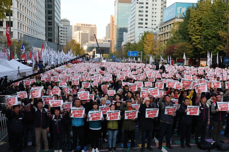 전국민주노동조합총연맹(민주노총), 전국민중행동, 진보대학생넷 등이 속한 윤석열정권퇴진운동본부(퇴진운동본부)가 9일 오후 4시 서울 중구 숭례문 앞과 세종대로 일대에서 ‘윤석열 정권 퇴진 1차 총궐기’(1차 총궐기)를 열고 있다. 신소영 기자 viator@hani.co.kr