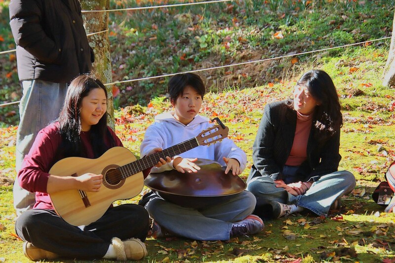 충남 금산의 한 대안학교에서 학생들이 등교 뒤 아침 반모임인 ‘하루열기’ 시간을 보내는 모습. 필자 제공