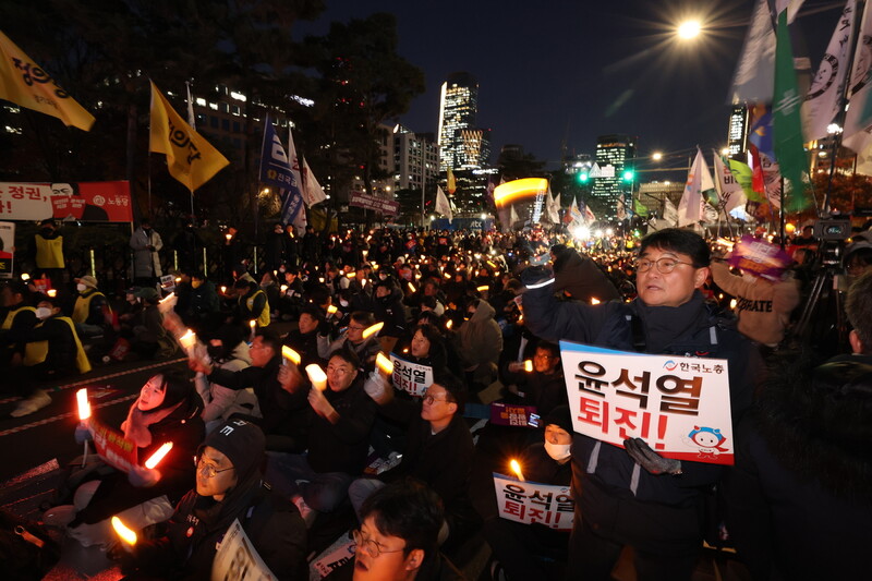 6일 저녁 서울 여의도 국회의사당 앞에서 열린 내란범 윤석열퇴진 시민촛불에서 참가자들이 `윤석열 퇴진'을 외치고 있다. 김영원 기자 forever@hani.co.kr