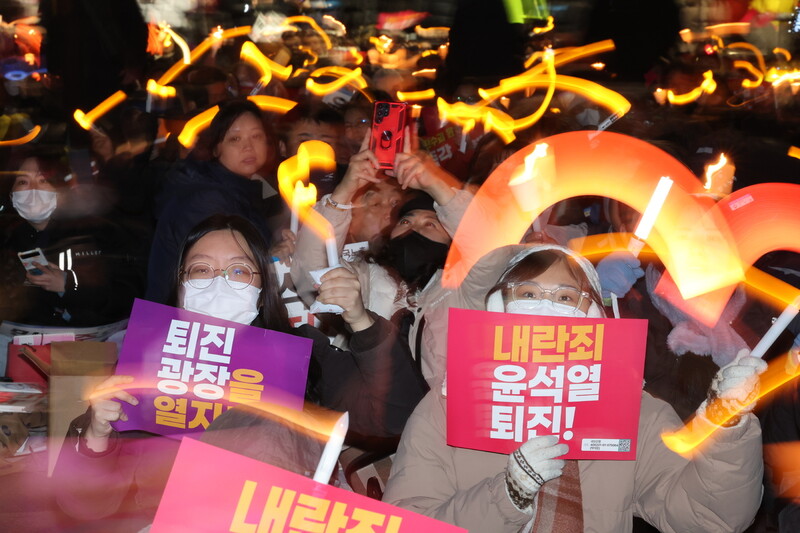 6일 저녁 서울 여의도 국회의사당 앞에서 열린 내란범 윤석열퇴진 시민촛불에서 참가자들이 `윤석열 퇴진'을 외치고 있다. 김영원 기자 forever@hani.co.kr