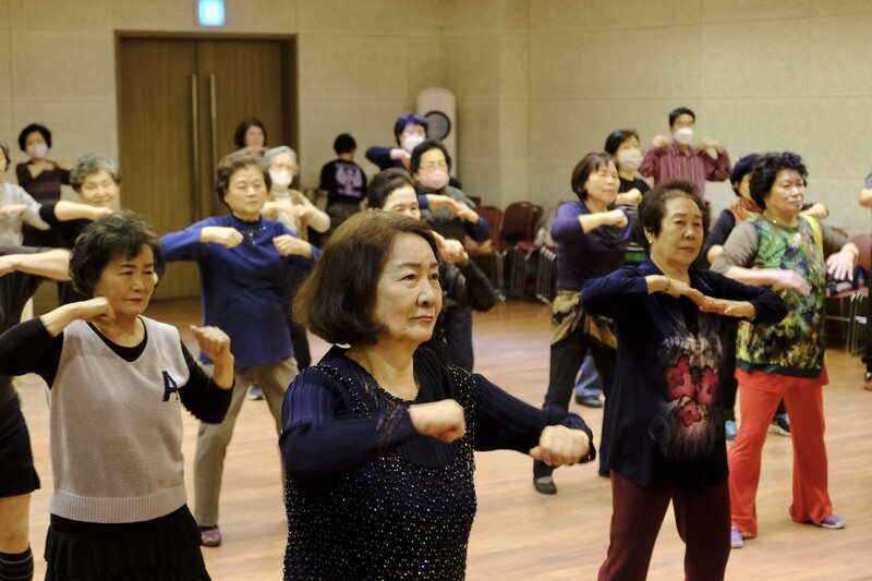 지난 3월 서울 서초구 방배노인종합복지관 강당에서 에어로빅 수업이 진행되고 있다. 방배노인종합복지관 제공.