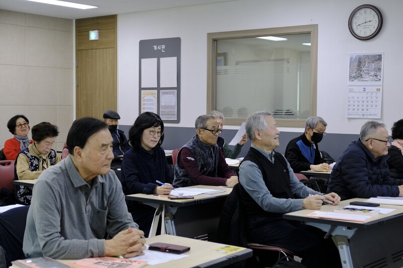 지난 3월 서울 서초구 방배노인종합복지관에서 어르신들이 관상학 강좌를 듣고 있다. 앞에서 둘째 줄 가운데 정희선씨가 앉아 있다. 방배노인종합복지관 제공.