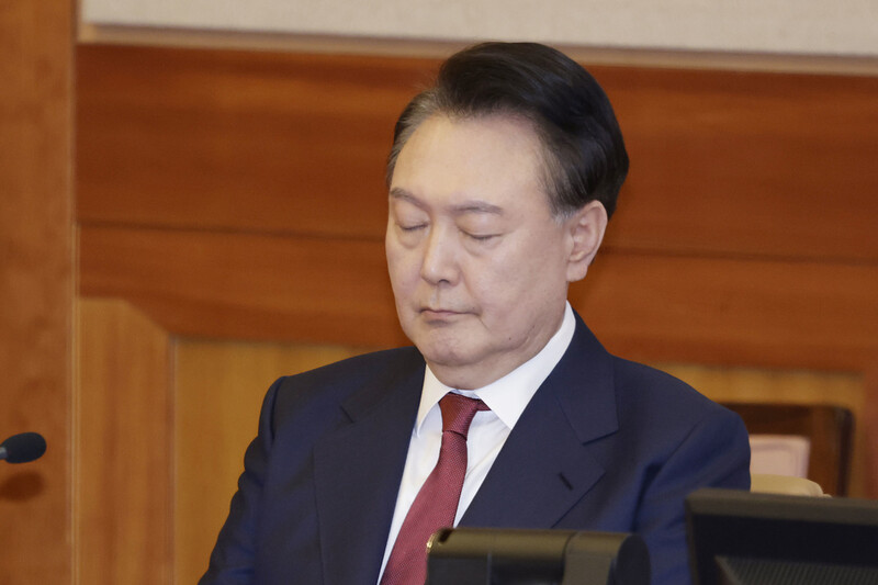 윤석열 대통령이 4일 서울 종로구 헌법재판소에서 열린 탄핵심판 5차 변론기일에 출석해 잠시 눈을 감고 있다. 2025.02.04. 사진공동취재단