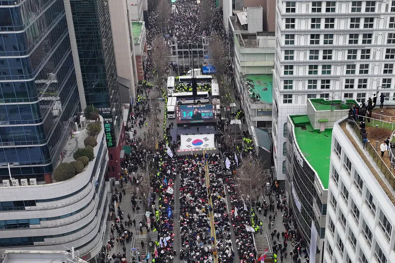 15일 오후 광주광역시 동구 금남로에서 경찰 차벽을 사이에 두고 윤석열 대통령 탄핵 찬반 집회가 열리고 있다. 연합뉴스