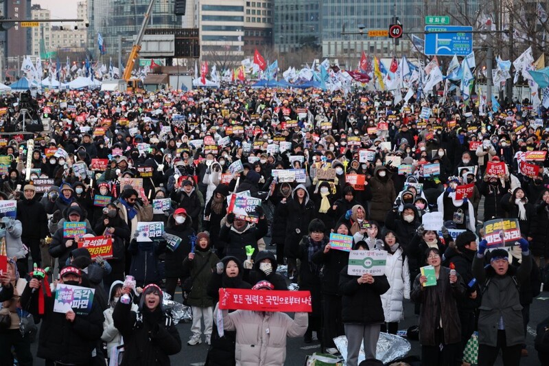 22일 오후 서울 종로구 경복궁 일대에서 열린 ‘윤석열 즉각 퇴진! 사회대개혁! 12차 범시민대행진’이 열려 윤석열 파면을 촉구하고 있다. 정용일 선임기자 yongil@hani.co.kr