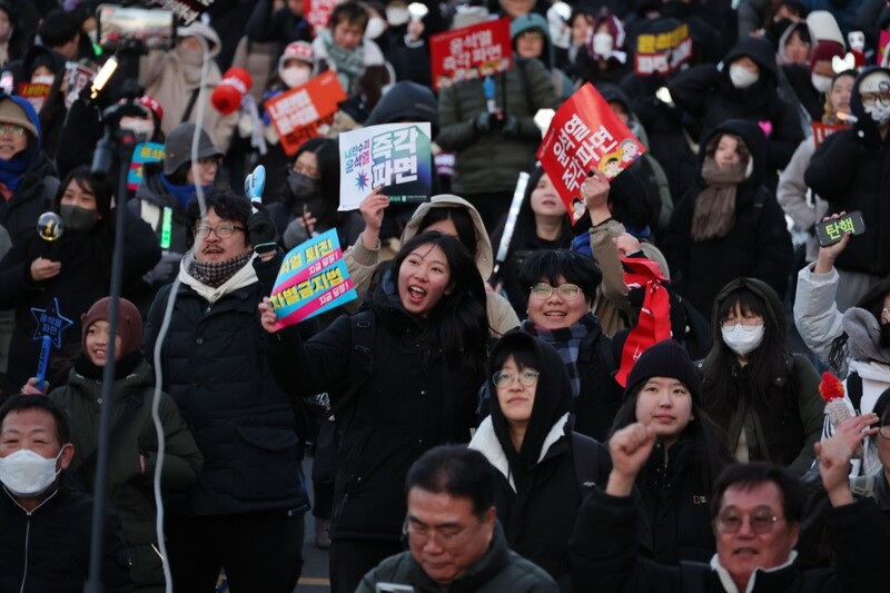 22일 오후 서울 종로구 경복궁 일대에서 열린 ‘윤석열 즉각 퇴진! 사회대개혁! 12차 범시민대행진’이 열려 윤석열 파면을 촉구하고있다. 정용일 선임기자 yongil@hani.co.kr