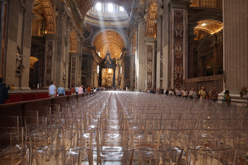 콘클라베를 하루 앞둔 6일(현지시각) 바티칸 성 베드로 대성당 내부. 7일 교황 선출을 앞두고 열릴 특별 미사를 위해 방문객들을 위한 의자 수천여개가 배치돼 있다. 사진 장예지 특파원
