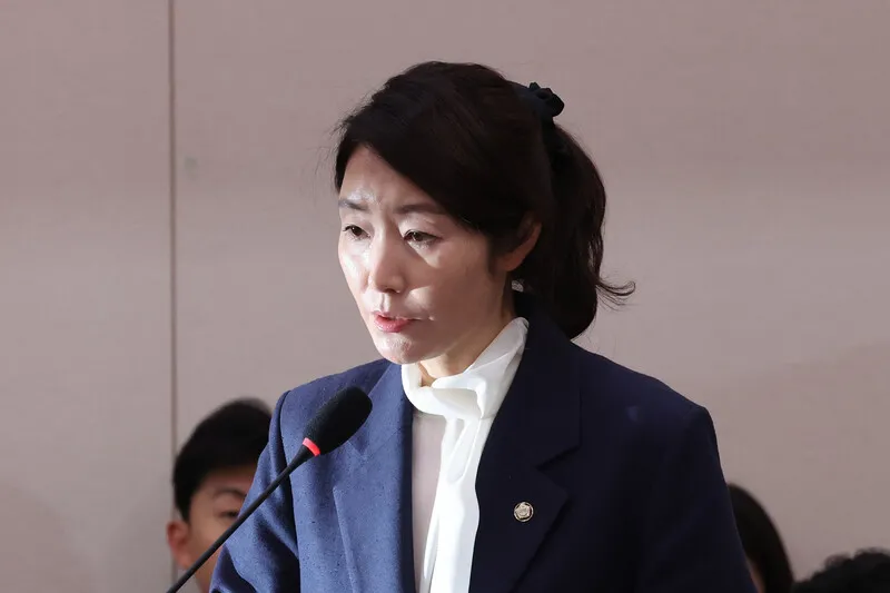 강선우 사과했지만… 갑질의혹 해소 못하고 거짓말 논란까…