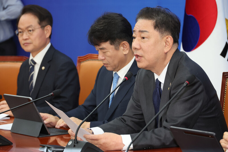김병기 더불어민주당 원내대표가 28일 서울 여의도 국회에서 열린 국정감사 대책회의에서 발언하고 있다. 왼쪽부터 허영 원내정책수석부대표, 문진석 원내운영수석부대표. 연합뉴스