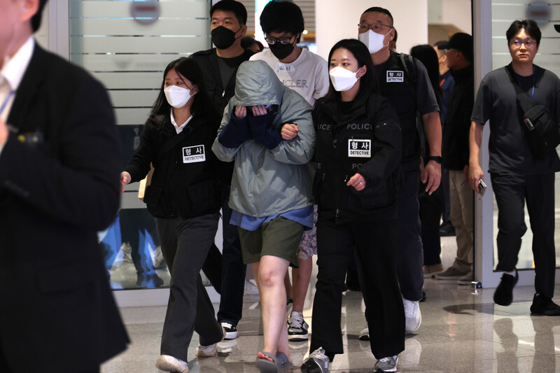 캄보디아 당국의 범죄단지 단속으로 적발돼 구금됐던 한국인들이 지난 10월18일 오전 인천국제공항 2터미널을 통해 송환되고 있다. 류우종 선임기자wjryu@hani.co.kr