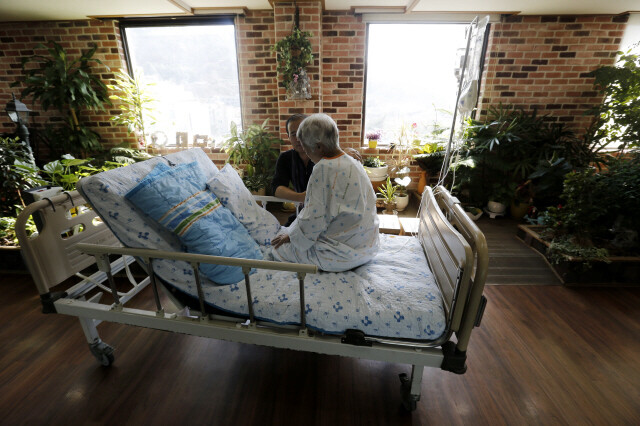 말기 암 환자가 대전 충남대병원 호스피스병동 실내정원에서 햇빛을 쬐면서 가족과 대화를 나누고 있다. 한겨레 자료 사진.