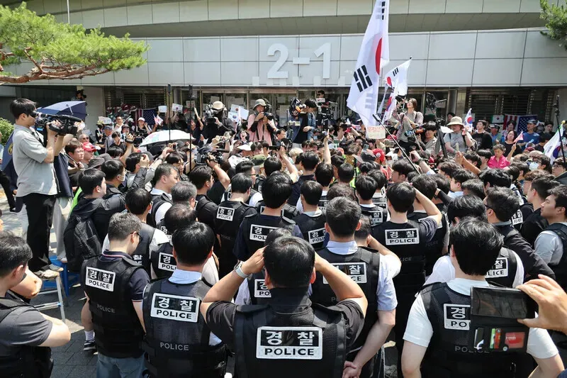 Police and employees with sports organizations affiliated with the Korean Sport & Olympic Committee attempt to access the handball arena in Seoul’s Olympic Park on June 16, 2026, only to be thwarted by protesters calling for an election do-over. (Kim Hye-yun/Hankyoreh)