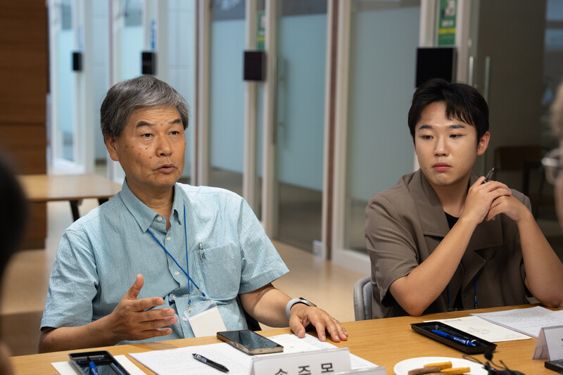 지난 8일 서울고용노동센터에서 열린 경사노위의 ‘생생 일자리 대화’에서 각 세대를 대표하는 시민들이 김지형 위원장과 대화하고 있다. 사회적협동조합 빠띠 제공