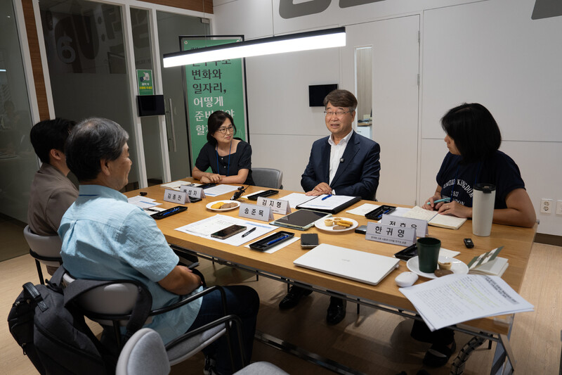 지난 8일 서울고용노동센터에서 열린 경사노위의 ‘생생 일자리 대화’에서 김지형 위원장이 시민들과의 대화를 이끌고 있다. 사회적협동조합 빠띠 제공