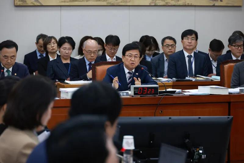 교육위 국감서도 ‘암살자(들)’ 꺼내든 국힘…“단체관람 관여해야” “학생들이 믿으면 위험”?