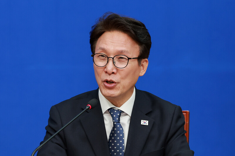 더불어민주당 김민석 대표가 8일 국회를 찾은 다이빙 주한중국대사를 만나 인사말하고 있다. 연합뉴스