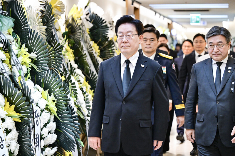 이재명 대통령이 17일 경기 부천시 도장공장 화재 현장에서 순직한 고 김진석 소방위의 순천향대 부천병원 빈소를 찾아 조문하고 있다. 청와대통신사진기자단