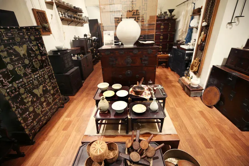 Stepping into Gahwa feels like stepping into a museum. (Park Mee-hyang/Hankyoreh)