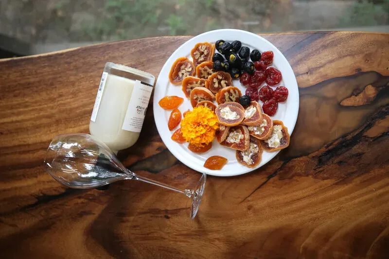 An assortment of traditional Korean jeonggwa (candied fruits and roots) and liquors made by Yoo So-young, owner of Jisiul Brewery. (Park Mee-hyang/Hankyoreh)