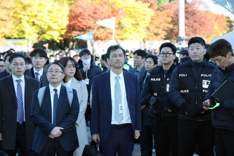 이태한 선거관리위원회 특별검사가 28일 6·3 지방선거 투표용지 공개 검증을 위해 서울 올림픽공원 핸드볼경기장에 도착해 출입구를 살피고 있다. 연합뉴스