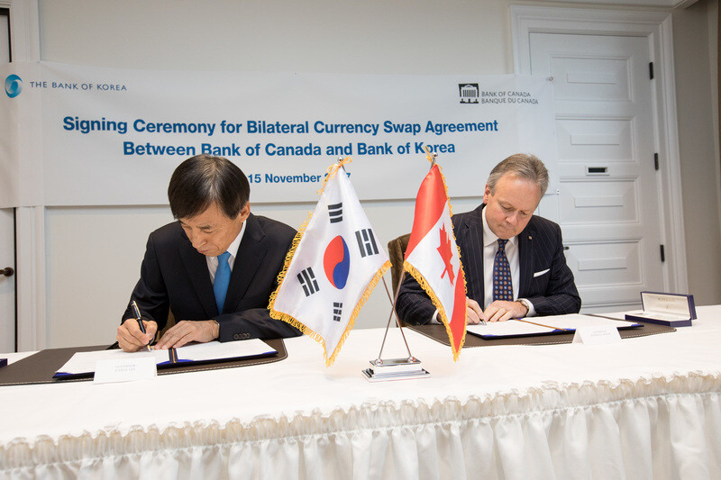 Bank of Korea Governor Lee Ju-yeol and Bank of Canada Governor Stephen Poloz sign an agreement to conclude a currency swap at the headquarters of the Bank of Canada in Ottawa on Nov. 15. (provided by Bank of Canada) 　