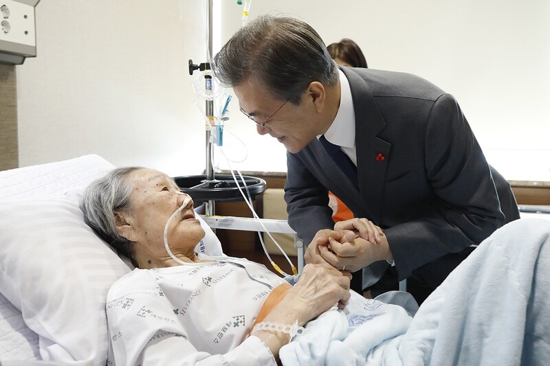 President Moon Jae-in visits former comfort woman Kim Bok-dong at the Severance Hospital in the Seodaemun District of Seoul on Jan. 4. The president visited Kim prior to meeting the other former comfort women over lunch at the Blue House. (provided by Blue House)