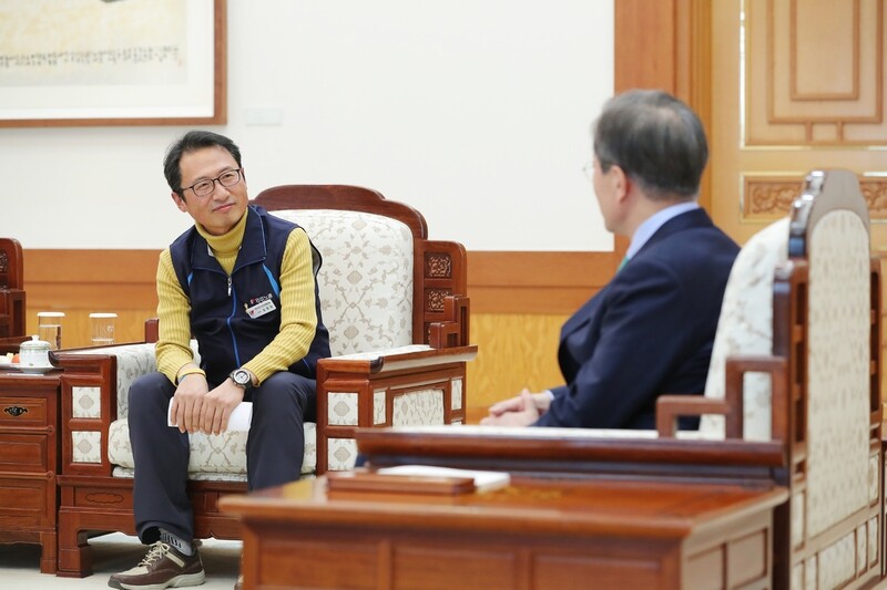 President Moon Jae-in speaks with Korean Confederation of Trade Unions President Kim Myung-hwan at the Blue House on Jan. 19. (provided by Blue House)