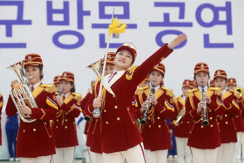 The North Korean cheerleading squad gives a public musical performance at the Inje Multipurpose Stadium on Feb. 23. (Hankyoreh Archive)