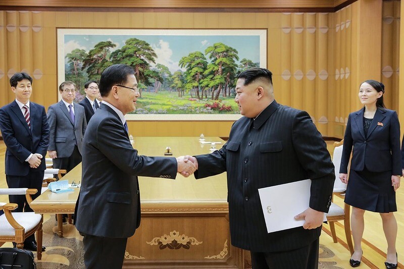 South Korean special envoy Chung Eui-young meets with North Korean leader Kim Jong-un in Pyongyang on Mar. 5. Kim is carrying a personal letter written by South Korean President Moon Jae-in. In the background is Kim Yo-jong