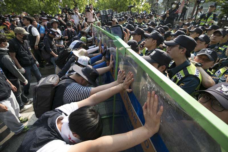 Police officers blocked members of the Korean Federation of Trade Unions (KTCU) when they rallied in front of the National Assembly in Seoul to protest a Minimum Wage Act amendment that they’ve denounced as “changing the minimum wage for the worse” on May 28. (Kim Seong-gwang